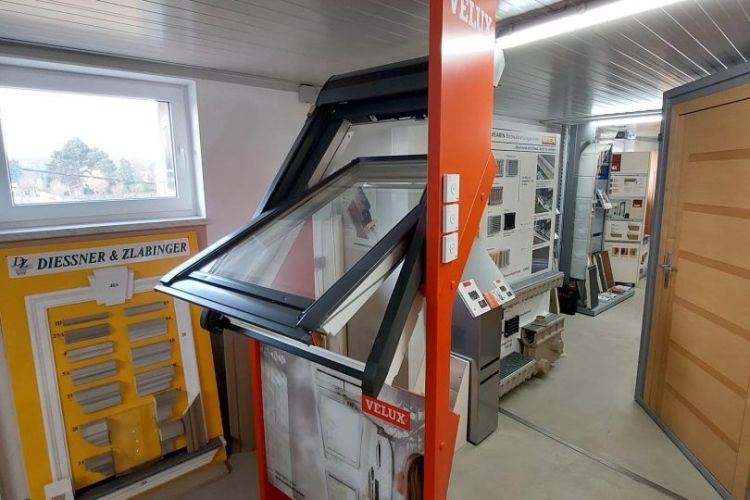 Schauraum Fenster der Firma HB-Bayerl