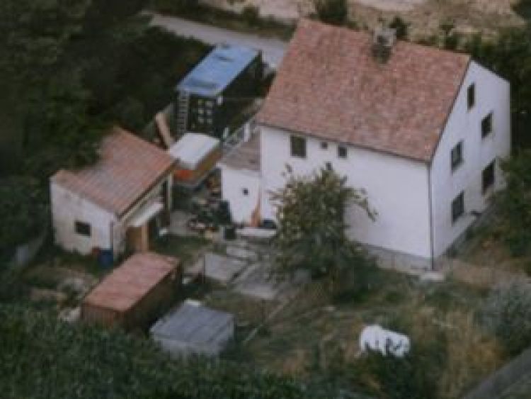 Die Geschichte, das Familienhaus, Hannes Bayerl